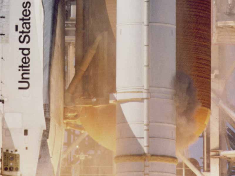 STS-51-L_grey_smoke_on_SRB.jpg