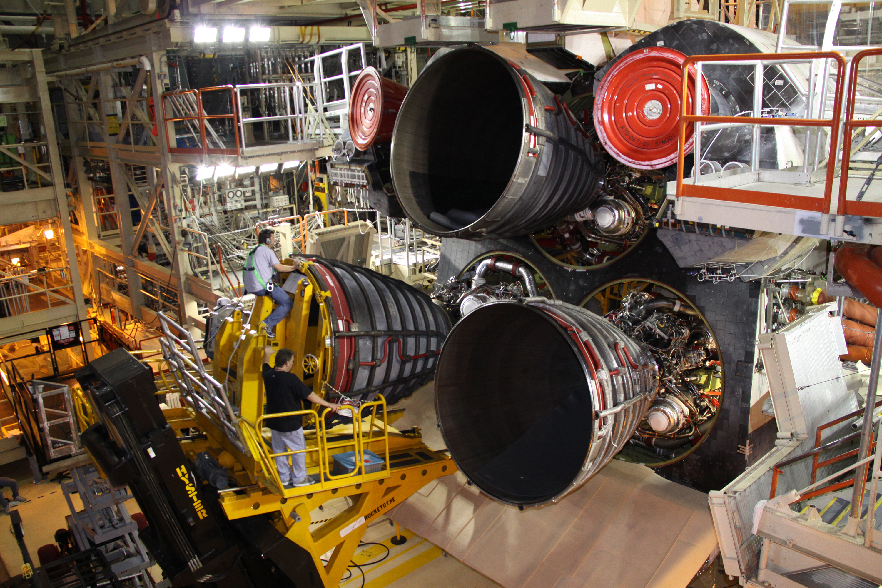 STS-131_Discovery_SSME_Installation.jpg