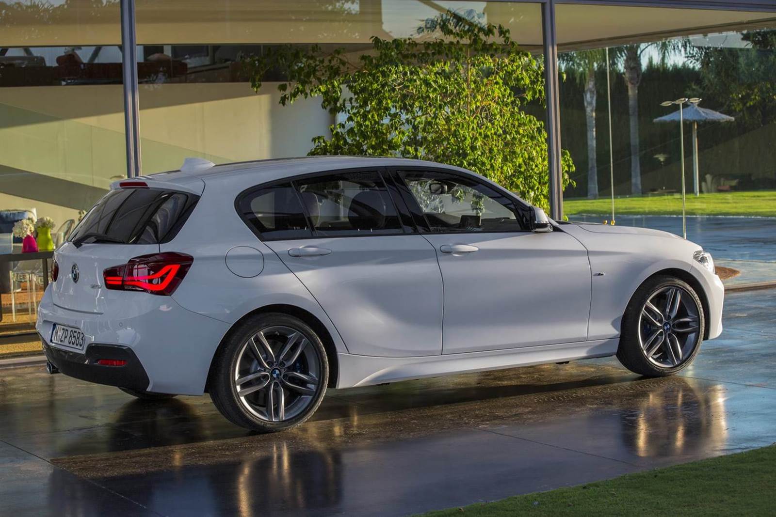 BMW-Serie-1-2015%2B(10).jpg