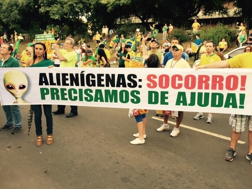 12abr2015---manifestantes-seguram-uma-faixa-pedindo-ajuda-aos-alienigenas-durante-protesto-contra-o-governo-da-presidente-dilma-rousseff-em-porto-alegre-rs-a-imagem-foi-enviada-pelo-internauta-marina-1428879586055_852x640.jpg