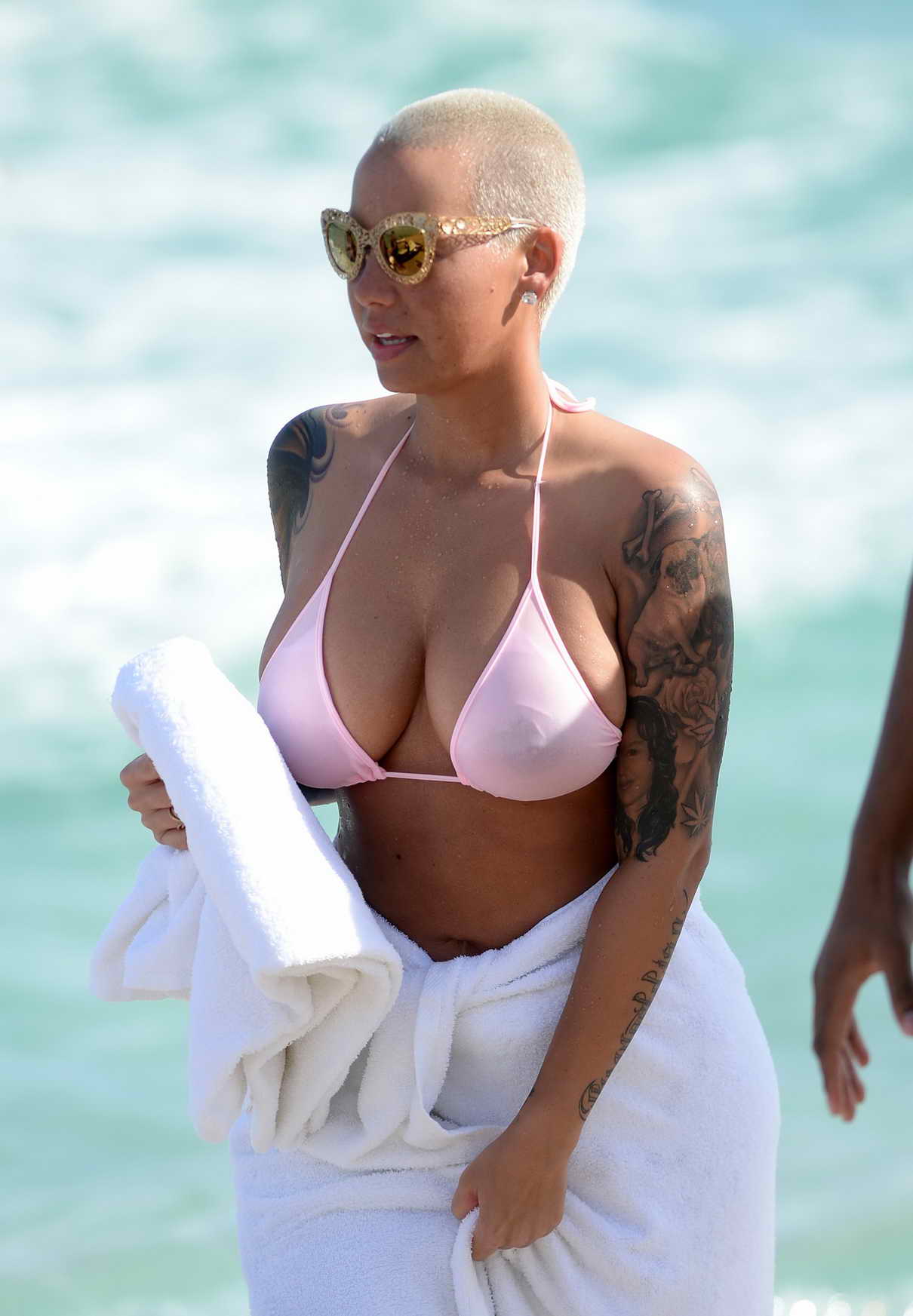 amber-rose-in-bikini-at-the-beach-in-miami-3.jpg