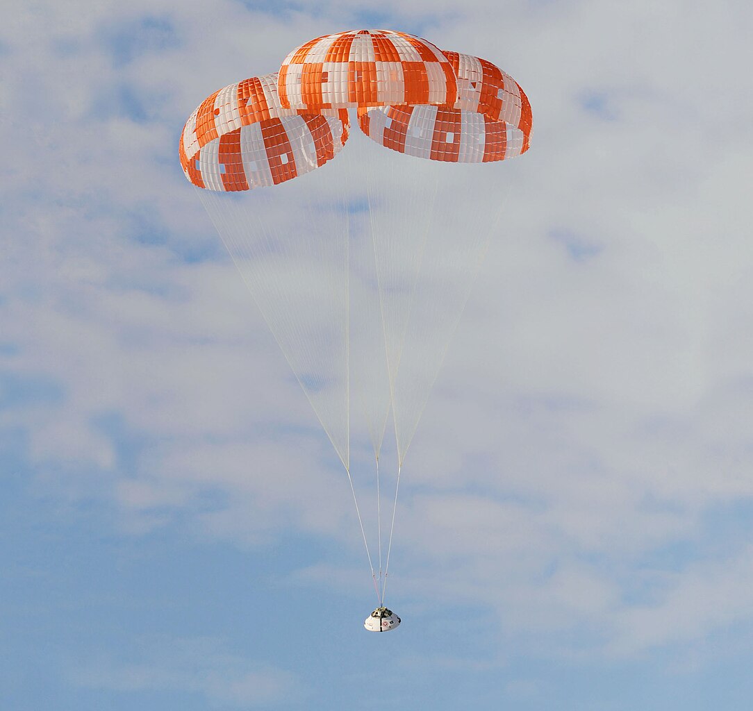 1084px-Orion_parachute_test.jpg