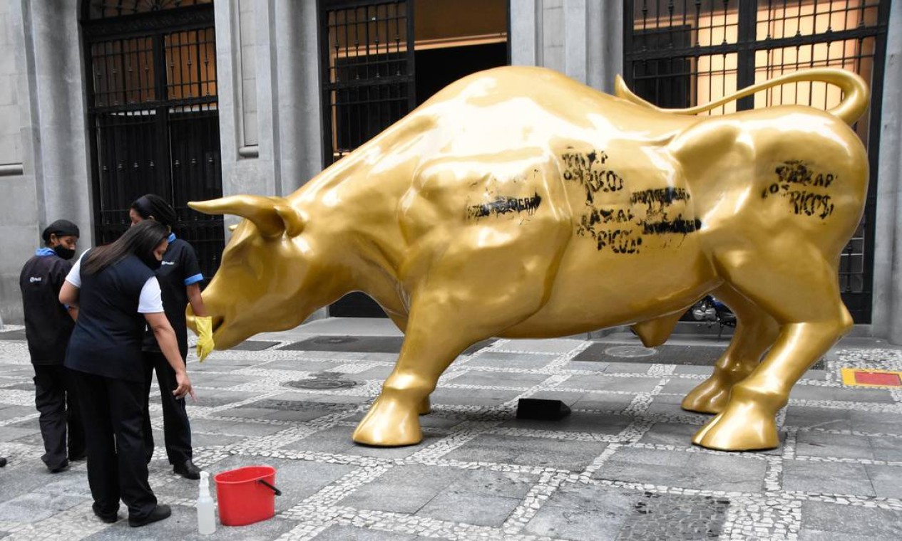 B3 inaugura obra inspirada em “touro de Wall Street“ em frente à sede de SP