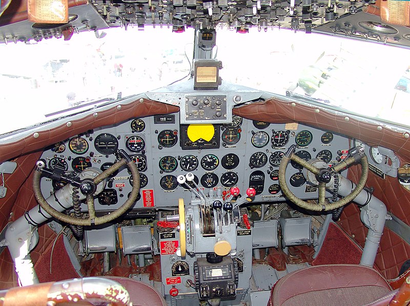 800px-N34---Douglas-DC3-Cockpit.jpg