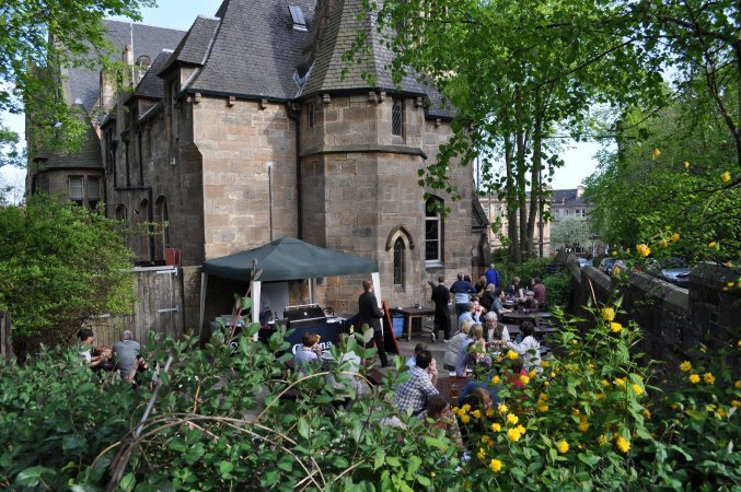 Igreja por fora, Boteco por dentro. Em Glasgow antigas igrejas se tornam  bares.