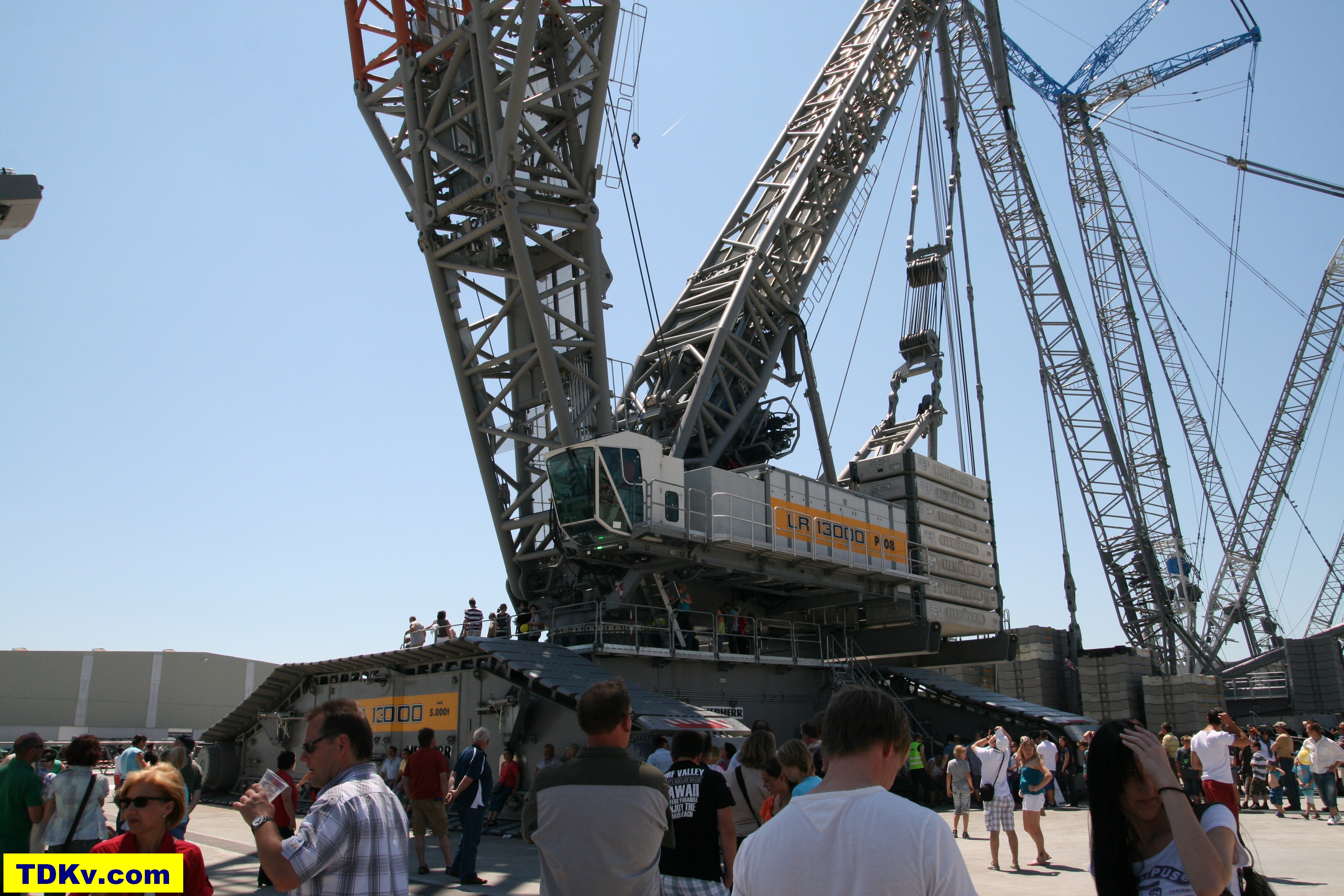 Высота самого высокого крана. Liebherr LR 13000. Кран Liebherr 13000. Гусеничный кран Liebherr LR 13000. Самый большой гусеничный кран Либхер.