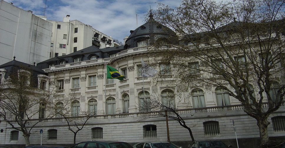 embaixada-brasil-capa.jpg
