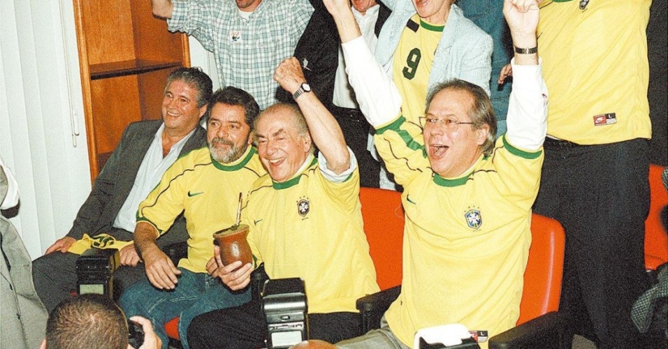 roberto-requiao-lula-e-brizola-comemoram-o-primeiro-gol-do-brasil-contra-a-escocia-na-copa-de-1998-1276122318194_956x500.jpg