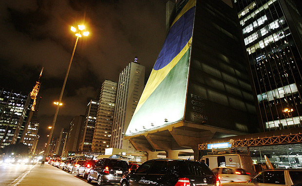 Bandeira do Brasil cobre a fachada do prédio da Fiesp na av. Paulista, em São Paulo