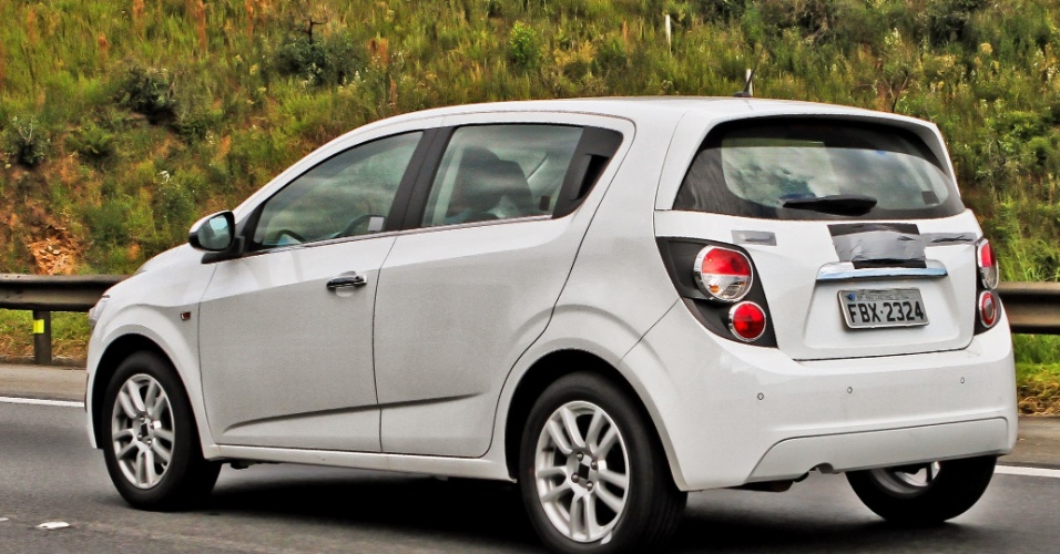 chevrolet-sonic-hatch-durante-teste-secreto-com-jornalistas-todas-as-linhas-reveladas-com-clareza-1337203319705_956x500.jpg