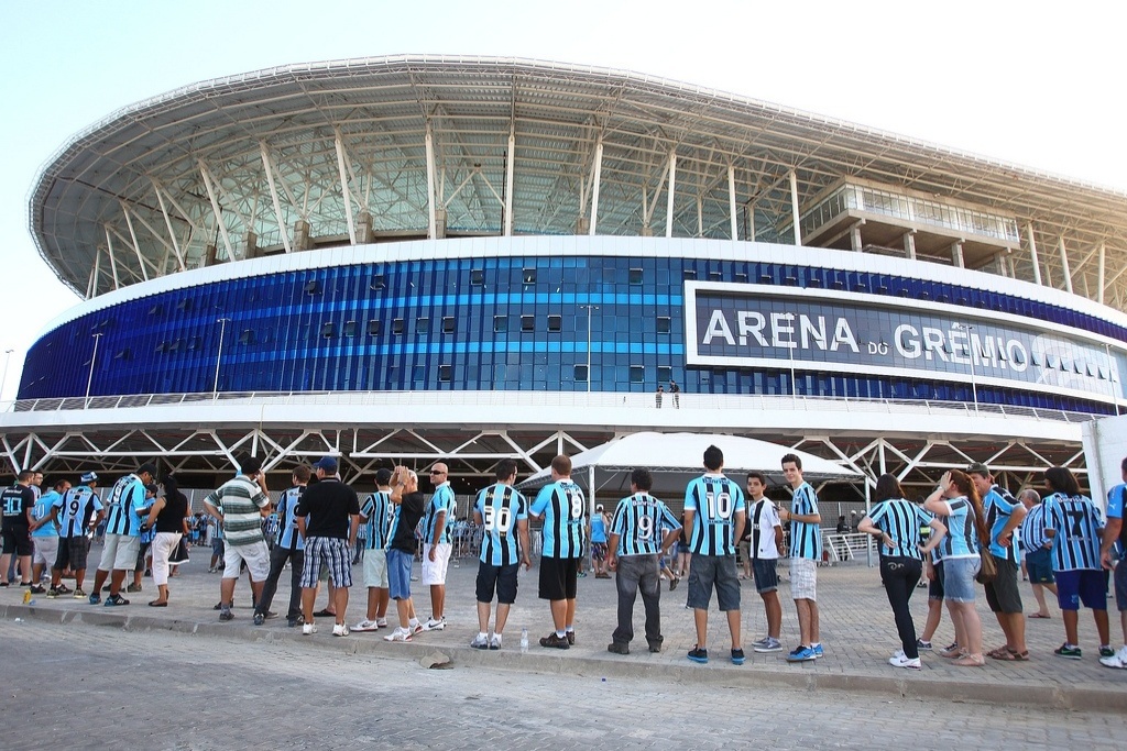 torcedores-do-gremio-fazem-fila-na-entrada-da-arena-para-assistir-o-jogo-com-a-ldu-pela-libertadores-30012013-1360590404264_1024x683.jpg