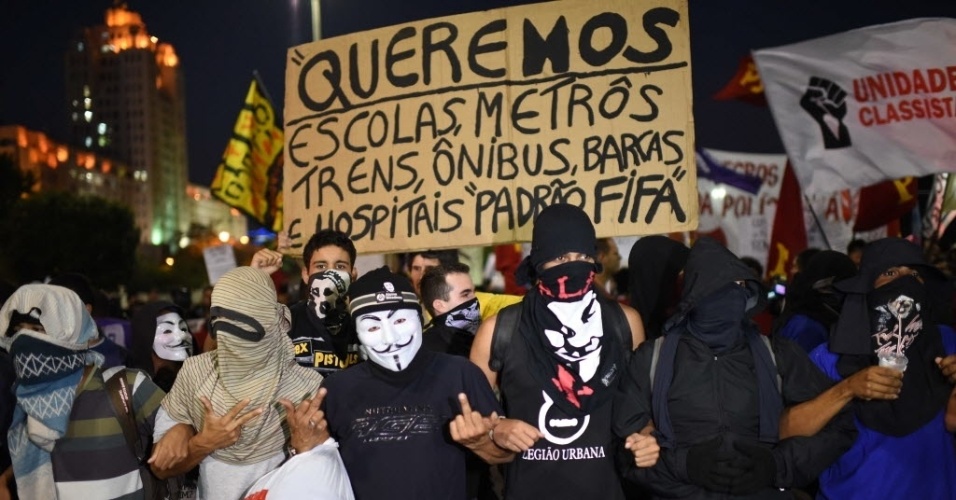 15mai2014---manifestantes-fazem-protesto-no-rio-de-janeiro-contra-a-realizacao-da-copa-do-mundo-1400189198026_956x500.jpg