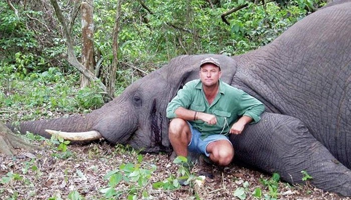 hunter-dies-crushed-shot-elephant-theunis-botha-coverimage.jpg