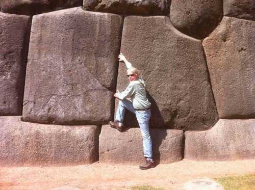 Hap climbing Inca walls Peru e1429211086494 Aliens e os paredões de pedra misteriosos dos templos Incas