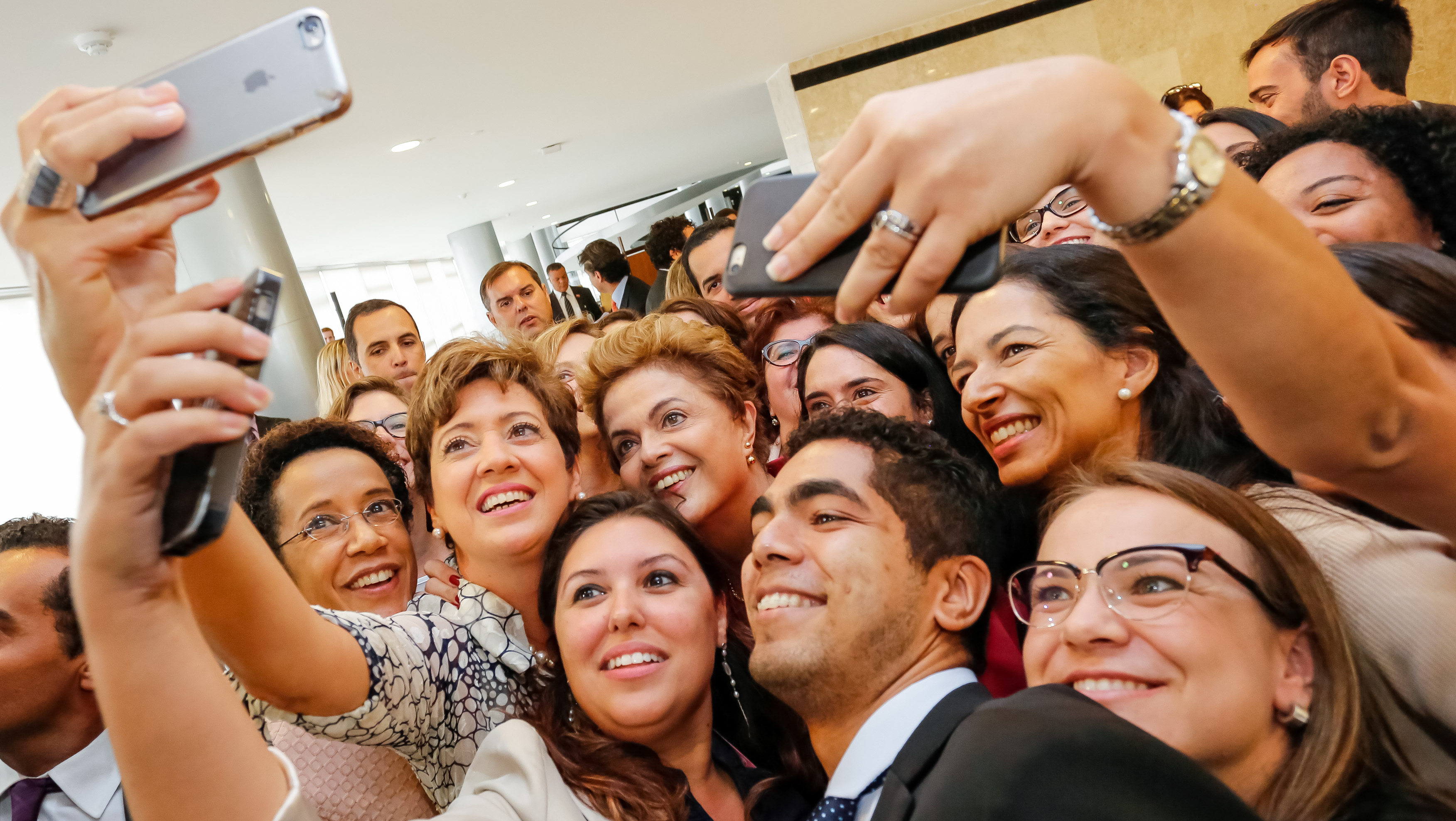 Dilma-Rousseff-selfie-jornalistas_cafe-da-manha.jpg