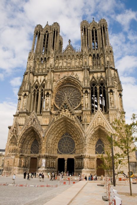 Facade_de_la_Cath%C3%A9drale_de_Reims_-_Parvis-464x696.jpg