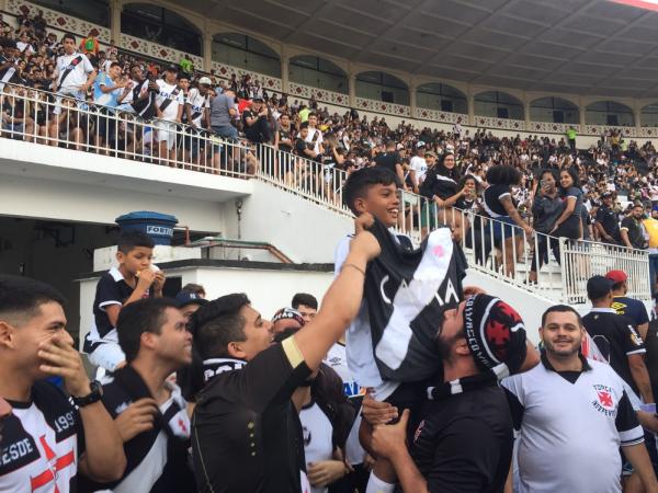 20180723-142902-1-otavio-e-festejado-por-torcedores-do-vasco-em-sao-januario_mini.jpg