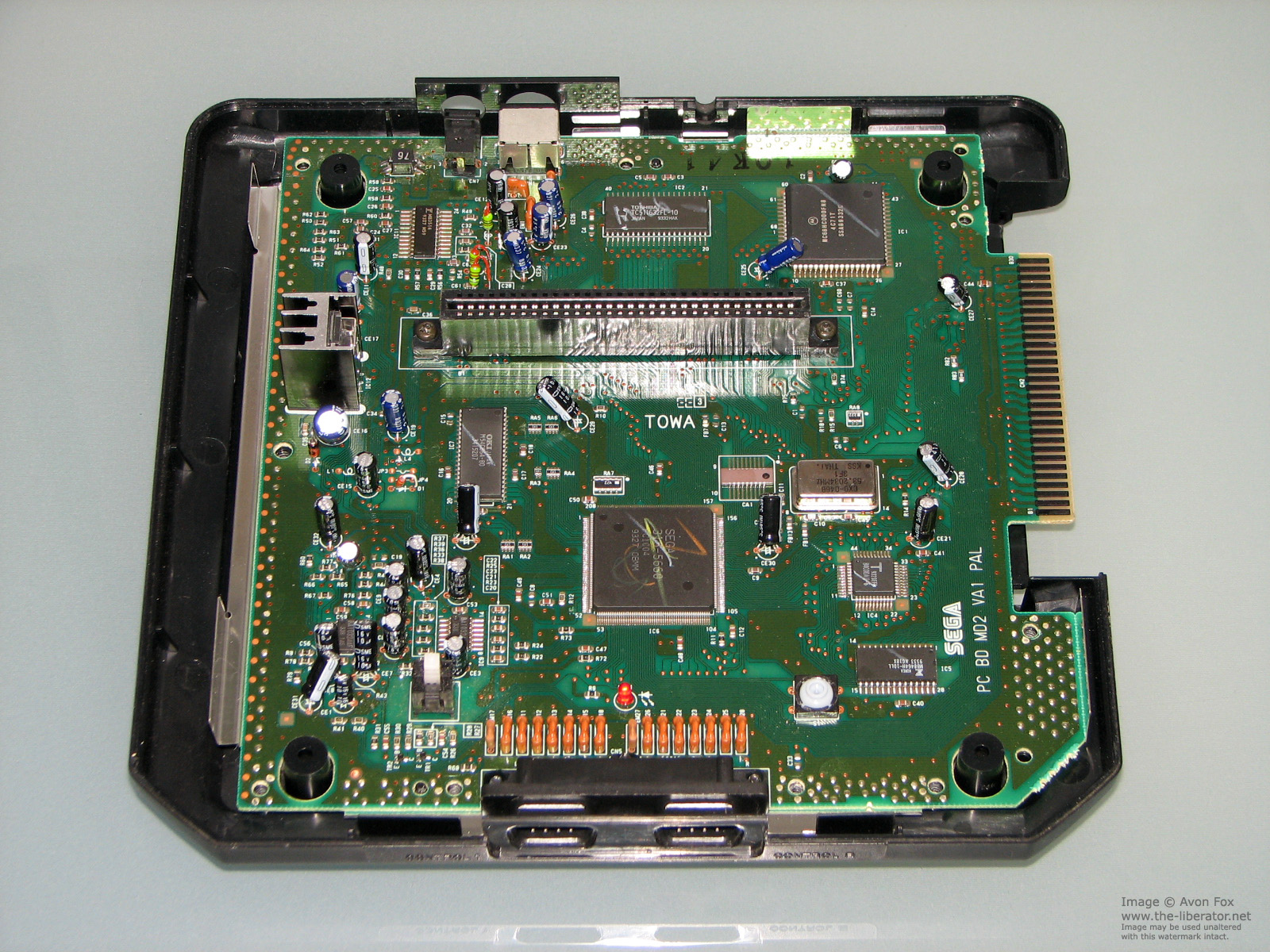 Sega-Mega-Drive-II-Genesis-2-006-Motherboard.JPG