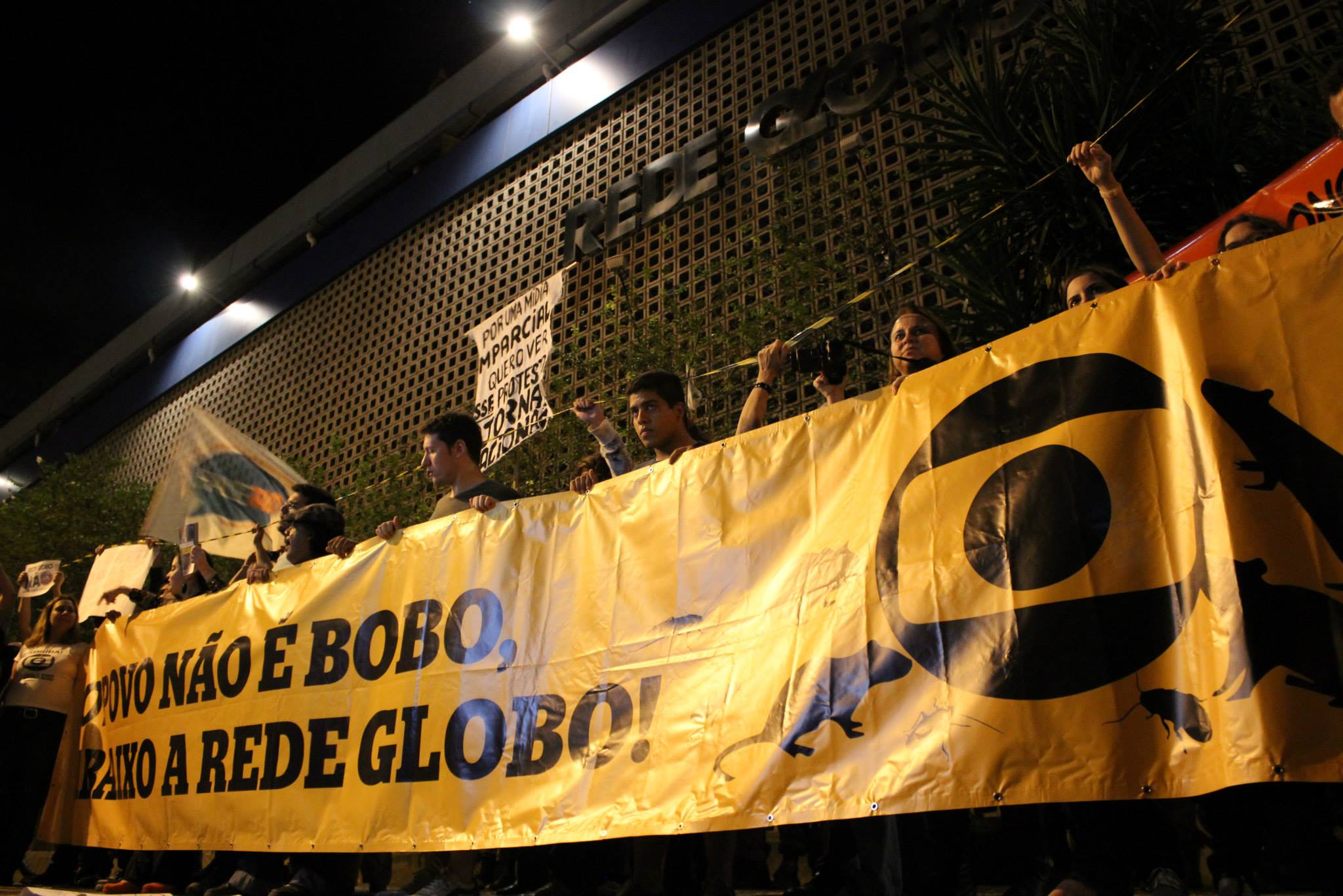 20150501-protesto-porta-tv-globo-jardim-botanico-2013.jpg